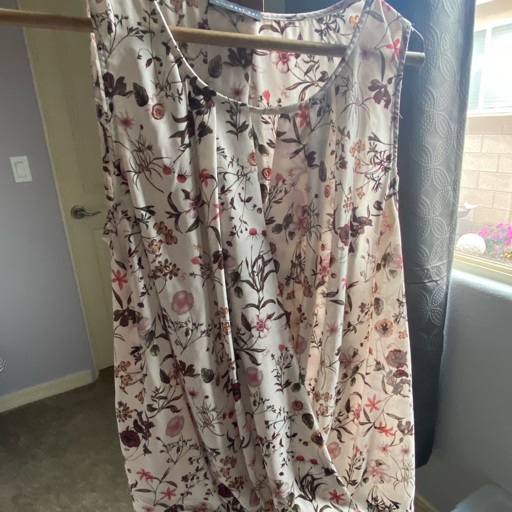 Beautiful warm weather flower print top.